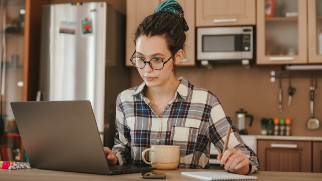 Make 2025 The Year You Master Remote Work! 8 Master Remote Work
